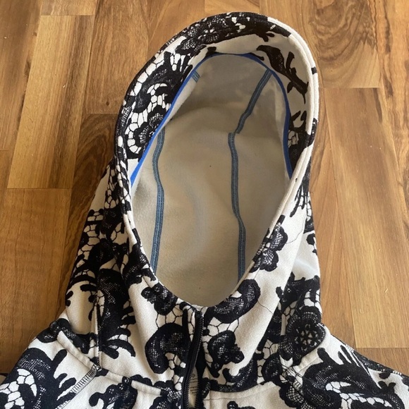 RARE- Size 12 WHITE AND BLACK LULULEMON SCUBA - Picture 3 of 14